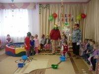 Команды детей  брали по шарику и  соревновались друг с другом , бросая их в шапку.